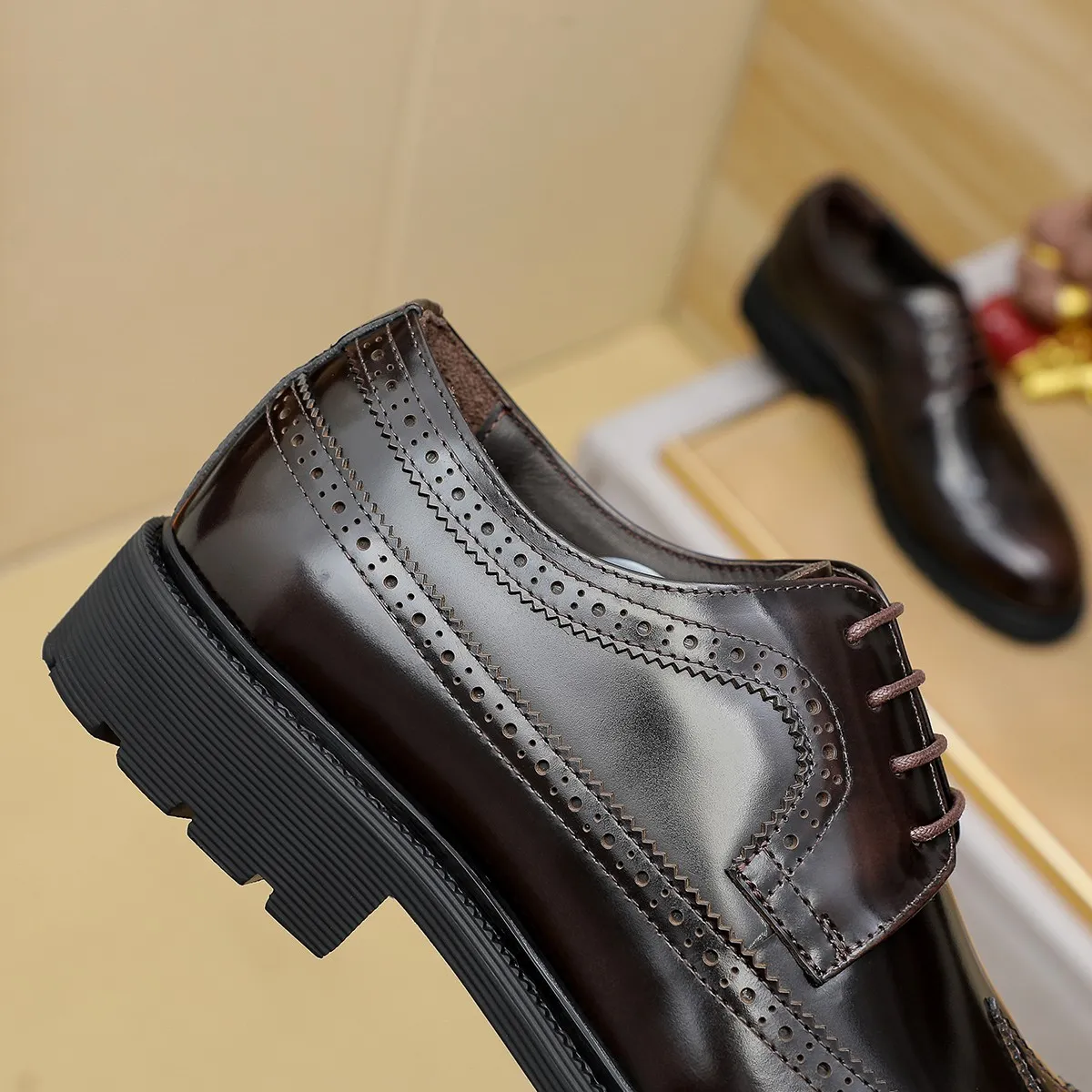 Men's shoes 💰620 💰 Louis Vuitton LV ® Autumn and Winter 🆕 models 🔛Full shoe counter First layer cowhide, 🐂leather lined casual shoes for men, super soft outsole, essential for driving. Counter synchronized original first layer cowhide completely 1:1 mold customization 🌹Top version, 2 colors available! Number: 38-45 (37.46. Customized)